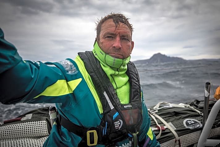   Als könnte ein Gesicht die ganze Brutalität dieser siebten Etappe erzählen: AkzoNobel-Navigator Jules Salter rundet Kap Hoorn zum dritten Mal