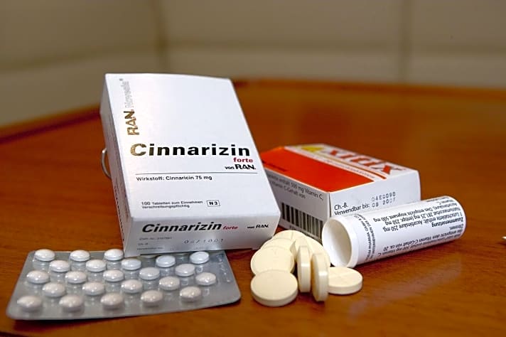   Cinnarizin blockiert die Calciumkanäle – und auch die Übelkeit? Einige der Medikamente haben deutlich spürbare Nebenwirkungen