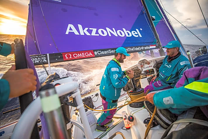   Momentaufnahme vom Team AkzoNobel mit Skipper Simeon Tienpont (links)