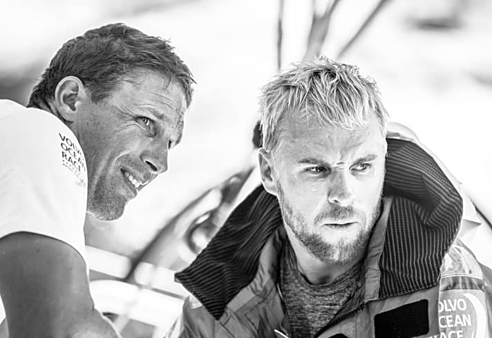   Das Segeln ist im Volvo Ocean Race harte Arbeit… Man sieht es den Gesichtern von Justin Ferris und Brad Farrand vom Team AkzoNobel an