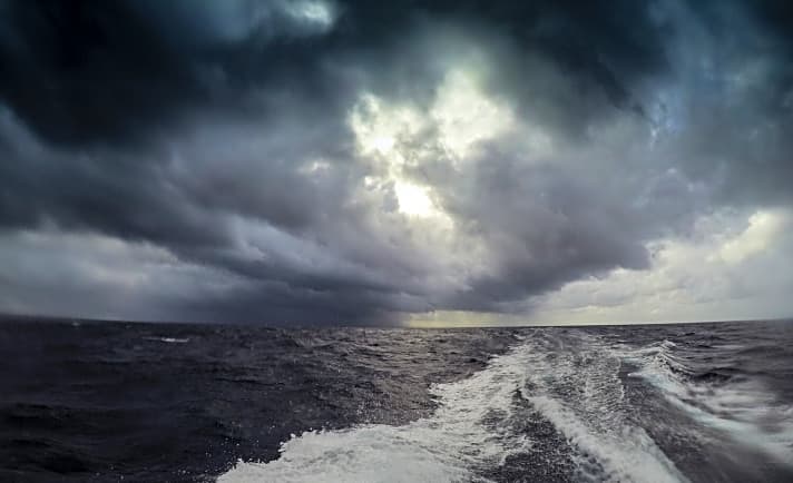   Das Bild nannte Anbord-Reporter Brian Carlin "Dark & Stormy". Es entstand in der Nähe von Bermuda. Insider wissen um den Namen der gleichnamigen dort produzierten Rum-Spezialität
