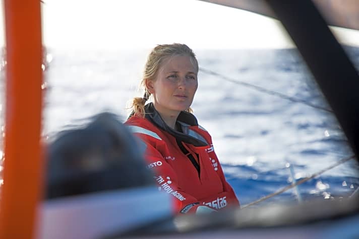   Wie wird der Dreikampf im Ziel enden? Darüber könnte Vestas-Seglerin Jena Mai Hansen gerade nachdenken. Die 49er-Bronzemedaillen-Gewinnerin von Rio weiß, wie man Boote schnell macht…