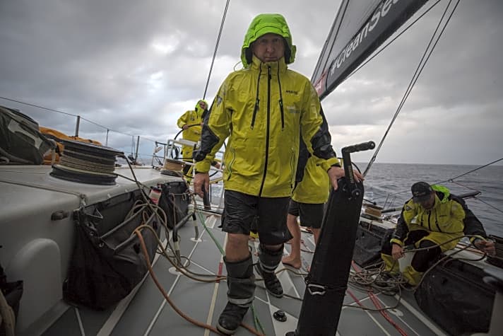   Team Brunels Navigator Andrew Cape verschafft sich an Deck einen Überblick über die Lage