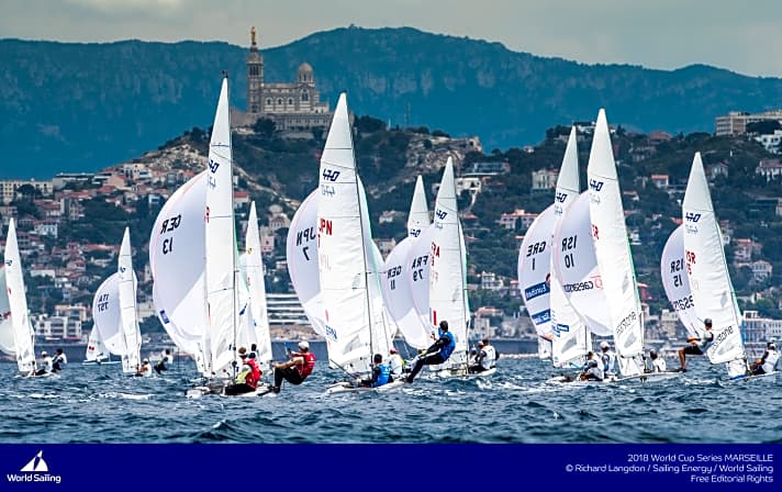   Links auf diesem schönen Bild von Marseille sind Malte Winkel und Matti Cipra mit ihrem 470er zu sehen