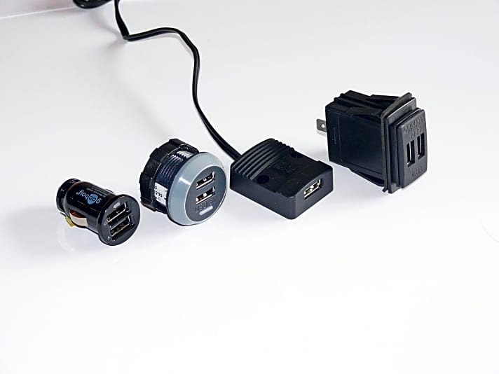   Montagevarianten für USB-Steckdosen: Adapter für Zigarettenanzüder, für den festen Einbau, für Aufbaumontage und für Schalttafeln mit rechteckigen Aussparungen (v. l.)
