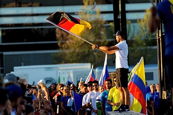   Ließ bei der Eröffnungsfeier die deutsche Flagge wehen: Laser-Steuermann Philipp Buhl steigt am Freitag in die Welttitelkämpfe ein