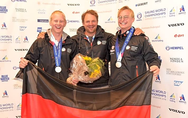   Die Bronze-Crew mit ihrem Trainer Max Groy (Mitte)
