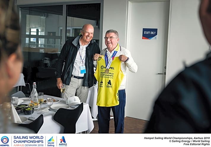   Mit einem gelben Shirt der Spitzenreiter: IOC-Präsident Thomas Bach hatte die Segel-Weltmeisterschaft in Aarhus besucht und den olympischen Geist der Segler gelobt