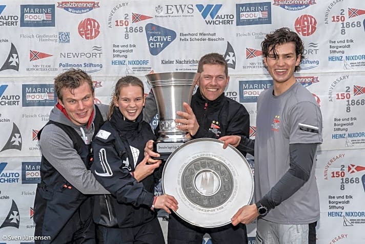  So glücklich sehen Sieger aus: Steuermann Tobi Schadewaldt mit dem Pokal in Händen und sein junges NRV-Team