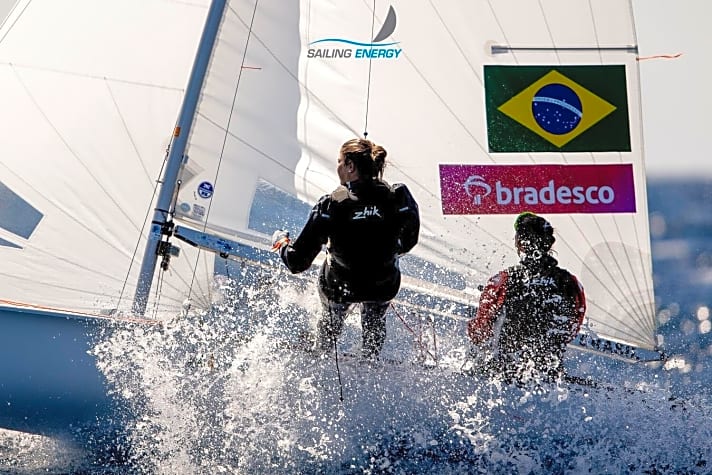   Die brasilianischen 49erFX-Olympiasiegerinnen Martine Soffiatti Grael und Kahena Kunze führen ihr Klassement vor dem Medaillenrennen an