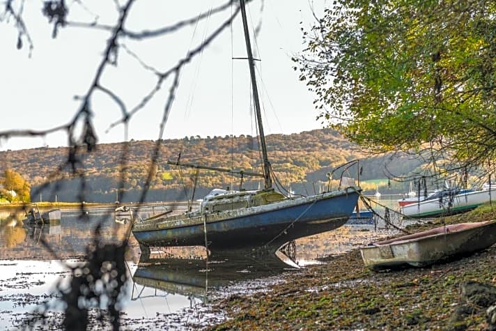   Trauriges Bild: Zahlreiche Boote gammeln an Küsten, Seen und Flüssen vor sich hin, wie hier in Frankreich
