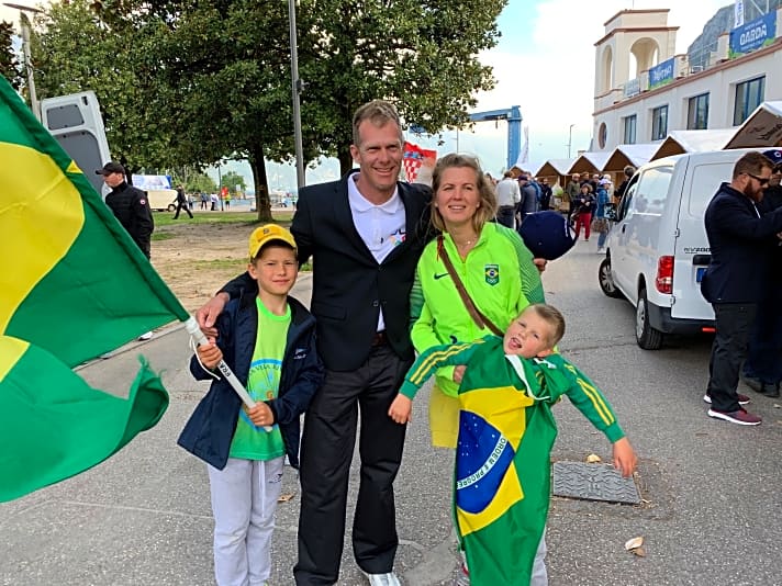   Ausnahmesegler und Familienmensch: Robert Scheidt mit Ehefrau Gintare und den Kindern in ihrer Wahlheimat am Gardasee