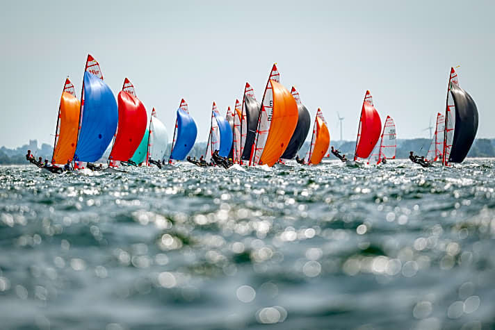   Im 29er segelt bei der Kieler Woche viel junge Leidenschaft für den Skiff-Sport über die Bahn. 118 Boote und 236 Seglerinnen und Segler zeigen beim Euro Cup, was der Nachwuchs gern segelt