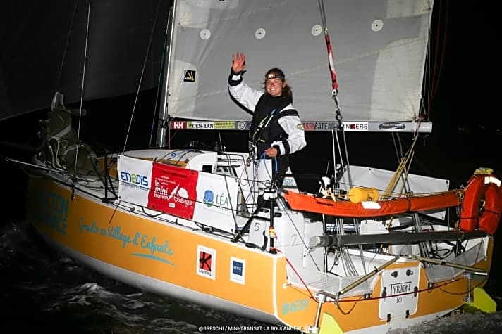   Amélie Grassi musste ihr Boot reparieren, konnte das Rennen aber inzwischen wieder aufnehmen