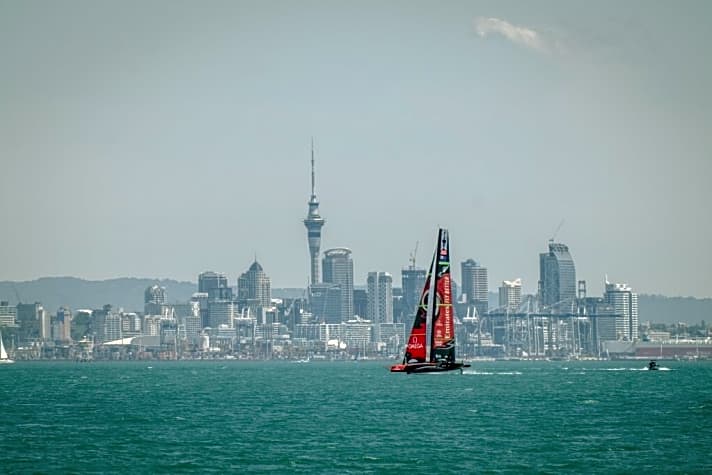   Der America's Cup in neuseeländischen Gewässern ist auf Bildern oft mit der Skyline von Auckland verbunden