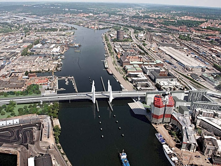   Am Bildschirm kann man die imposante neue Hubbrücke in Göteborg schon bewundern