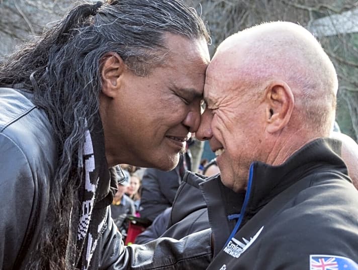   Geteiltes Glück: Grant Dalton genießt die stille Begegnung mit einem Maori