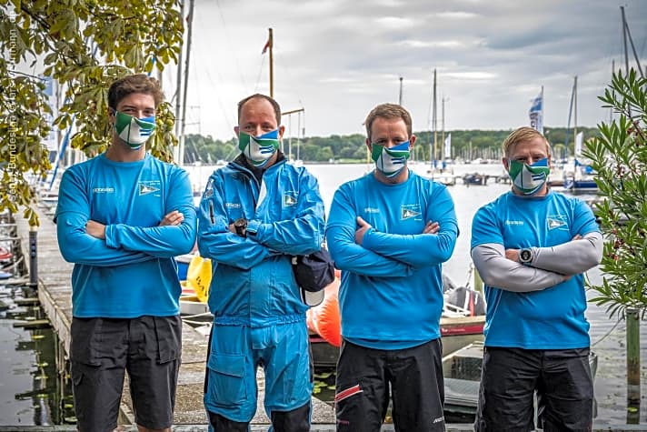   Maskenschau in Blau-Grün mit der Crew vom Bocholter Yachtclub