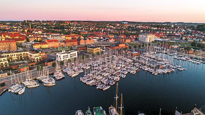   Das wunderschöne Panorama-Bild vom Hafen in Svendborg, angefüllt mit Silverrudder-Booten, hat der dänische Fotograf Mikkel Groth gemacht