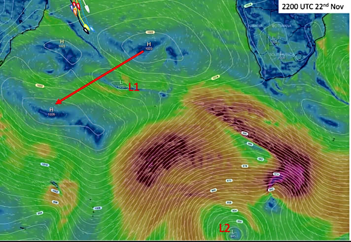   Abbildung 2: Luftdruck und Wind am Montag 2200 UTC. Tief L1 flacht ab und wird am Dienstagmorgen verschwunden sein. L2 im Süden bewegt sich schnell nach Westen und komprimiert das Sankt-Helena-Hoch im Norden. Sobald L2 weggezogen ist, wird sich das Hoch gen Westen verlagern    