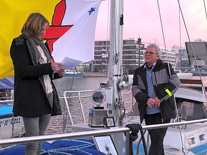   Astrid Ewe hält die Laudatio auf Susanne Huber-Curphey an Bord der "Nehaj" in Bremerhaven. Da die Ehrung ohne Publikum stattfand, wurde sie aufgezeichnet und wird später als Video veröffentlicht 