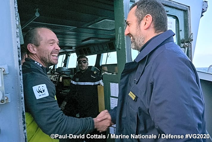  Bei der Begrüßung an Bord der "Nivôse" sind Kevin Escoffier sowohl die Strapazen der vergangenen Woche als auch das Glück über seine Rettung anzusehen