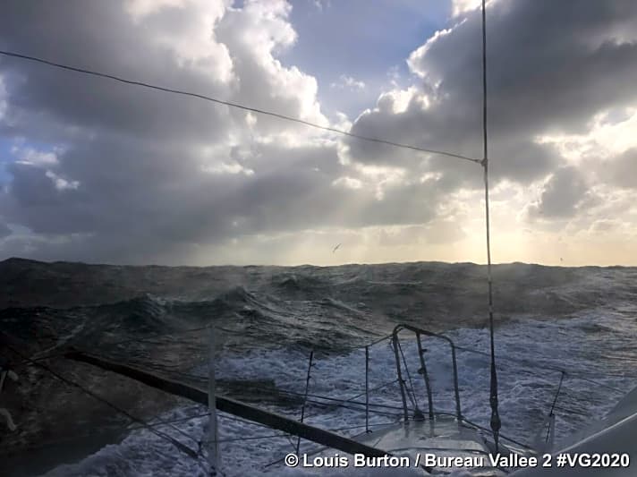   Ein Bild von Louis Burton, das eindrucksvoll die Bedingungen der konfusen See zeigt, die auch Boris Herrmann und weitere Skipper in der vergangenen Woche als brutal und extrem fordernd beschrieben