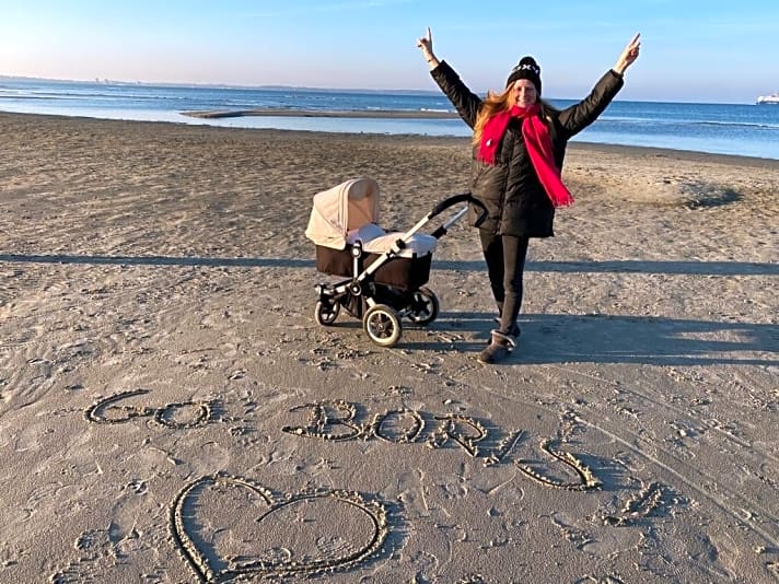  Birte Herrmann mit Tochter Marie-Louise am Ostsee-Strand von Kiel beim Adventsspaziergang. Sie schickt ihrem Mann Boris Herrmann ein dickes Herz und einen Weihnachtssack voll Heimatgefühl in den Südpazifik