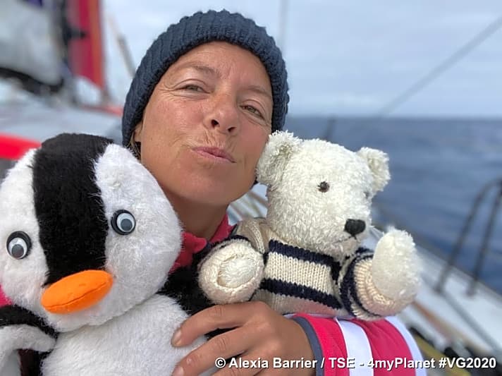   Neujahrsgrüße von Alexia Barrier ("TSE - 4myplanet"), die als 25. von 27 im Rennen verbliebenen Booten ihr eigenes beherztes Rennen absolviert