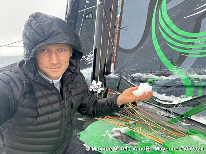   Der auf Platz zehn liegende Maxime Sorel zeigt an Bord seiner "V and B Mayenne" etwa beim 57. Breitengrad Süd eindrucksvoll, wie kalt es dort gerade  ist