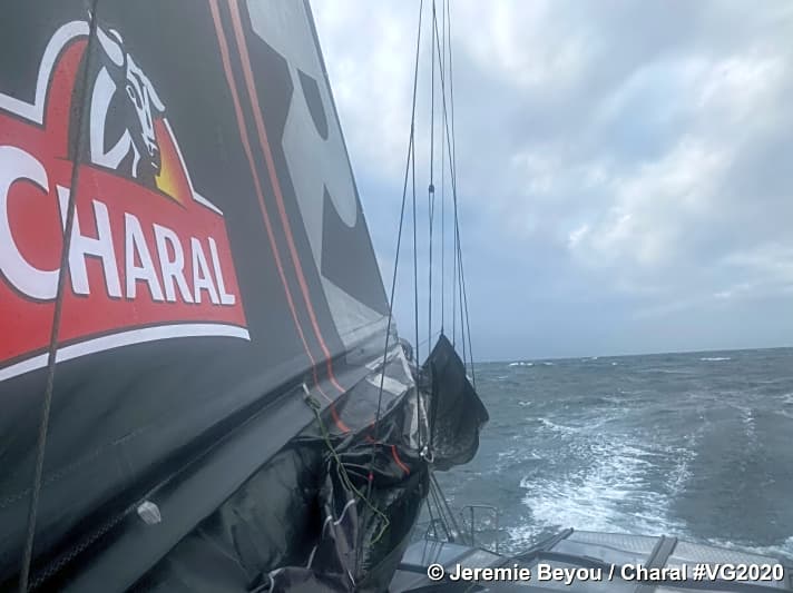   Der Jäger im Einsatz: Jérémie Beyous "Charal" holt Boot um Boot auf. Die spannende Frage: Wie weit kann er sich noch vorarbeiten?