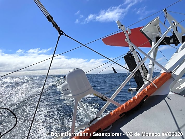   Bleiben sich als Duell-Partner auf Kurs Kap Hoorn treu: Jean Le Cam mit seiner "Yes We Cam" aus der Perspektive von Boris Herrmann auf seiner "Seaexplorer – Yacht Club de Monaco"