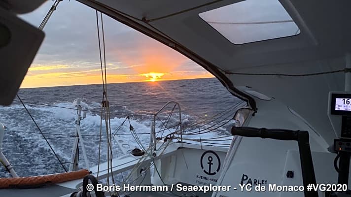  Der Blick von Bord der "Seaexplorer – Yacht Club de Monaco" zum Horizont