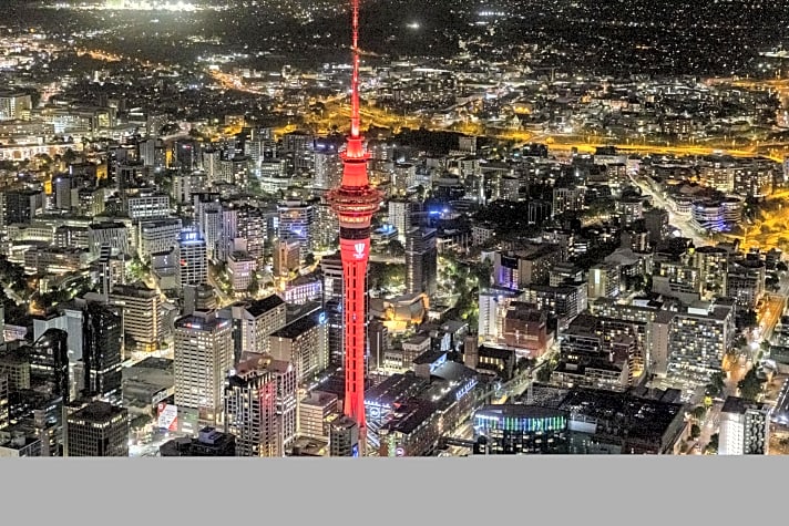   Aucklands berühmter Sky Tower im Segelgewand: Das Wahrzeichen der "City of Sails" wechselt immer wieder die Farben. So feiern die Kiwis Prada Cup und America's Cup weithin sichtbar