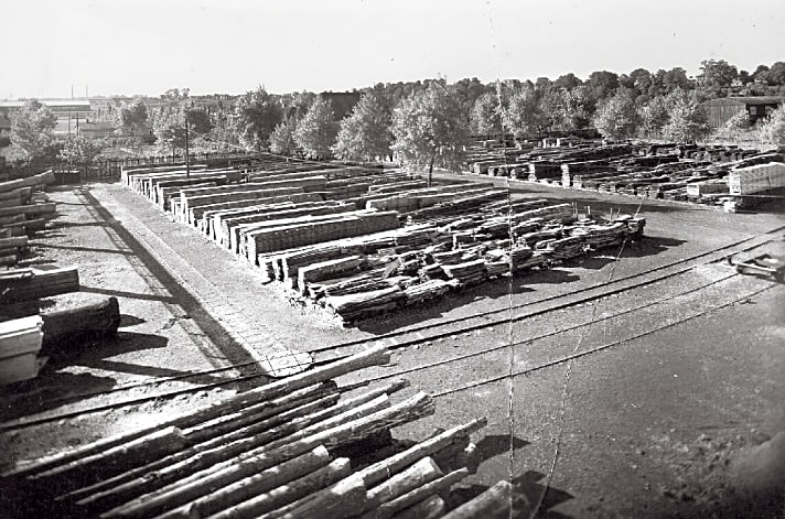   Das legendäre Holzlager. Mit dem Ende des reinen Holzbootsbaus wurde es obsolet