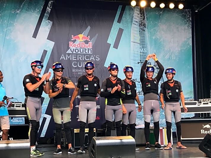   Die Teamvorstellung auf Bermudas Cup-Bühne: das SVB Team Germany dankt den Fans