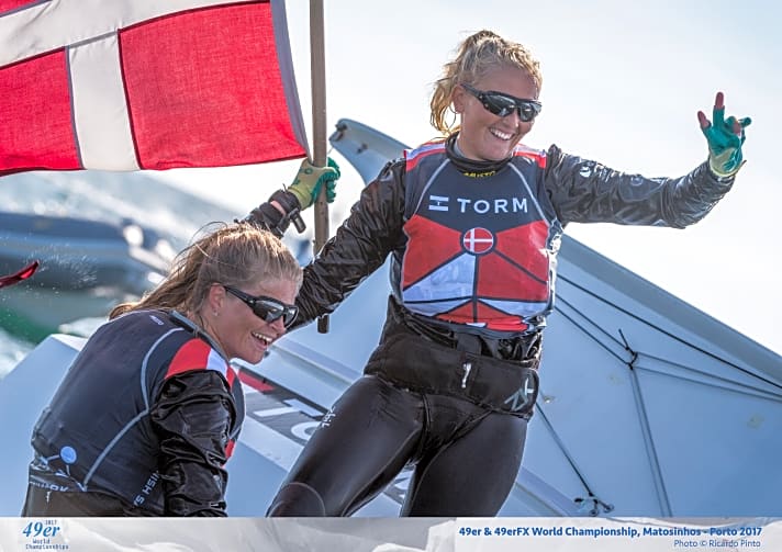  "V" für Victory: Jena Mai Hansen und Katja Salskov-Iversen aus Dänemark sind die neuen 49erFX-Weltmeisterinnen