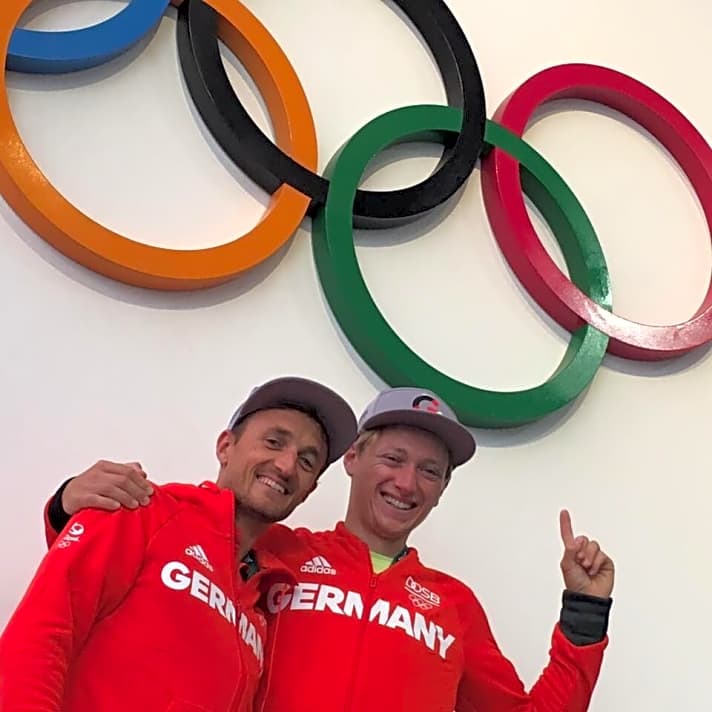   Ferdinand Gerz und Oliver Szymanski vor den olympischen Ringen