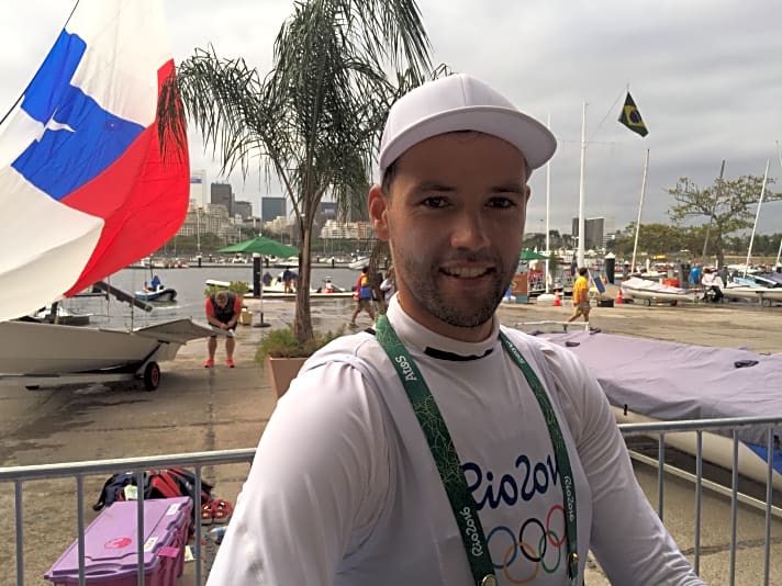   Startet am Dienstag trotz zweier 16. Ränge optimistisch in den zweiten Tag: Philipp Buhl beim Interview mit YACHT online in Rios Marina da Gloria