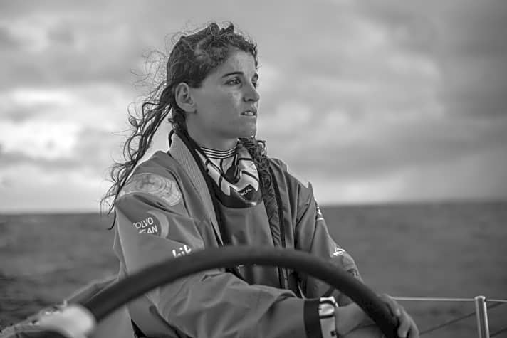   Steuert ihrer Äquatortaufe bei der Volvo-Ocean-Race-Premiere entgegen: 49erFX-Olympiasiegerin Martine Grael aus Brasilien an Bord von "AkzoNobel"