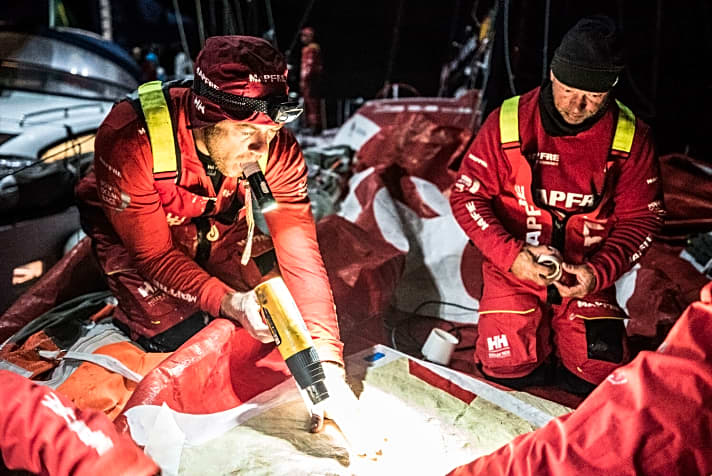   Fast 300 Seemeilen Rückstand haben die Reparaturarbeiten vor Kap Hoorn das im Gesamtklassement des Volvo Ocean Race führende Team gekostet