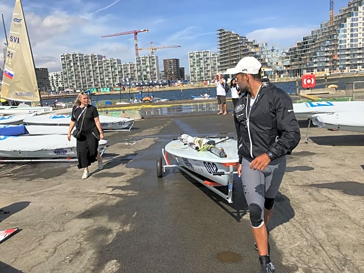   Die Doping-Kontrolleurin empfing Philipp Buhl im Hafen und blieb bis zum Test an seiner Seite