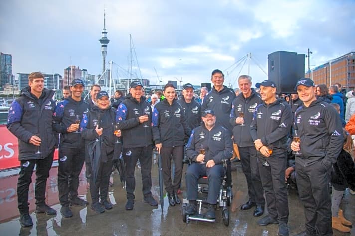   Die Segler, Teamführung, Taufpaten und Förderer beim Festakt in Auckland. Ganz links im Bild ist 49er-Olympiasieger und Cup-Steuermann Peter Burling zu sehen