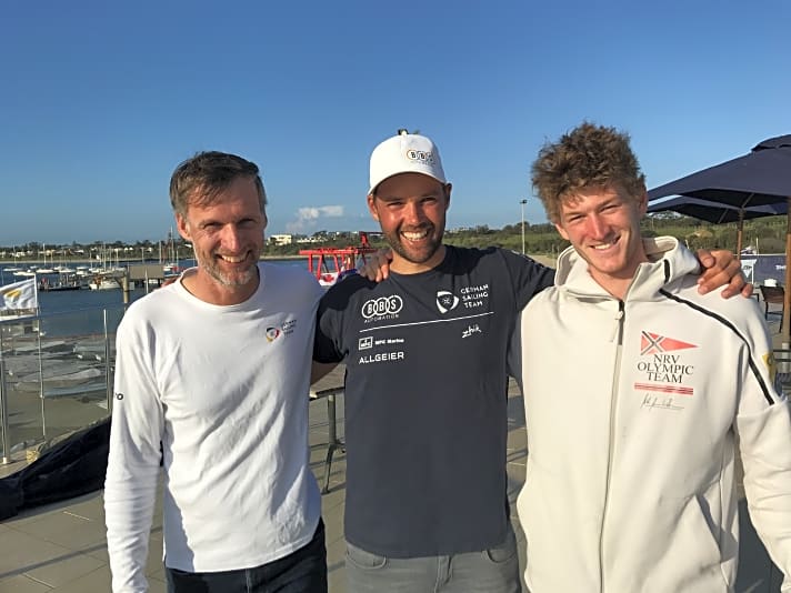   Tolles Trio: Weltmeister Philipp Buhl mit Trainingspartner Nik Aaron Willim (r.) und Bundestrainer Alex Schlonski