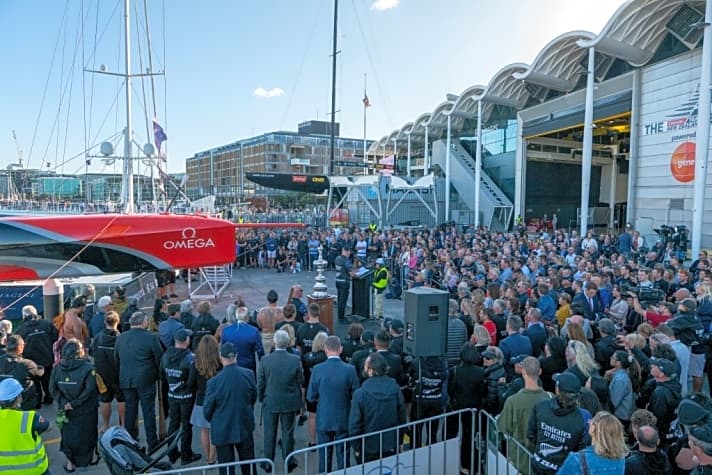   Das Emirates Team New Zealand tauft "Te Rehutai" in Auckland vor 900 Gästen