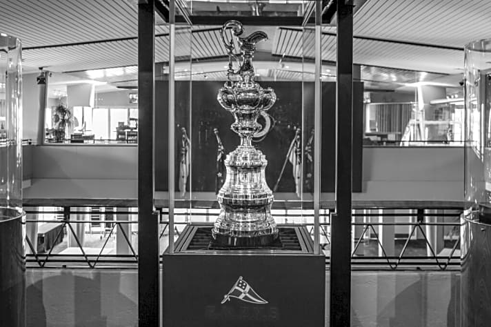   Hinter Panzerglas gesichert und aktuell von Besuchern der Royal New Zealand Yacht Squadron in Auckland zu bestaunen: der America's Cup als "Neuseelands Cup"