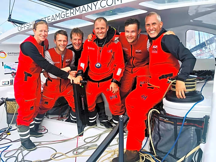   Das Offshore Team Germany um Skipper Robert Stanjek (3.v.r.) im Zielhafen von Plymouth