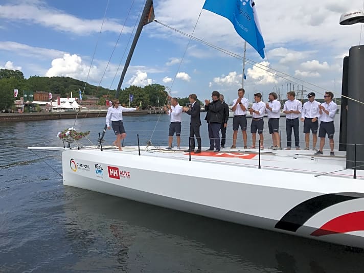   Das Offshore Team Germany, im Vordergrund Kiels OB Ulf Kämpfer