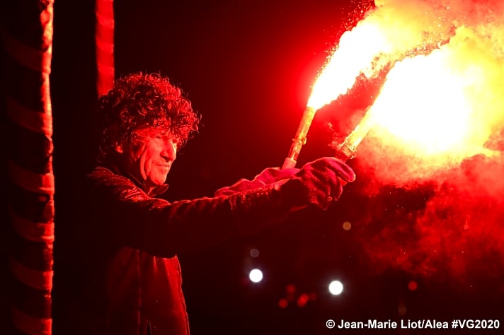   Zum fünften Mal hält Jean Le Cam die roten Bengalos am Ende einer Vendée Globe in Händen