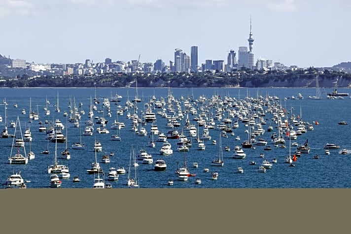   Das war auch für die segelenthusiastische "City of Sails" Auckland ein neuer Rekord: Insgesamt säumten rund 1600 Boote den Cup-Kurs am Samstag. "Luna Rossa"-Steuermann Jimmy Spithill sagte: "Es ist eine unglaubliche Chance und ein großes Privileg, dass wir hier vor dieser Kulisse von fast 2000 Booten segeln dürfen. In Italien sind die Menschen im Lockdown." Studio Borlenghi 